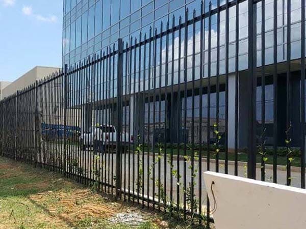VALUNO decorative aluminum fence at a commercial entrance