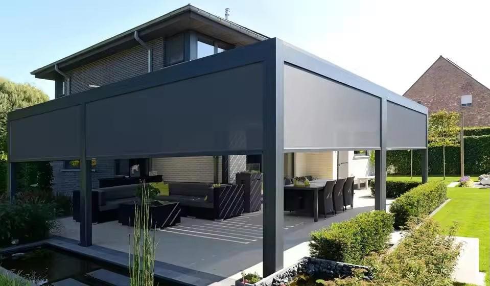 Aluminum pergola fitted with integrated ZIP screens