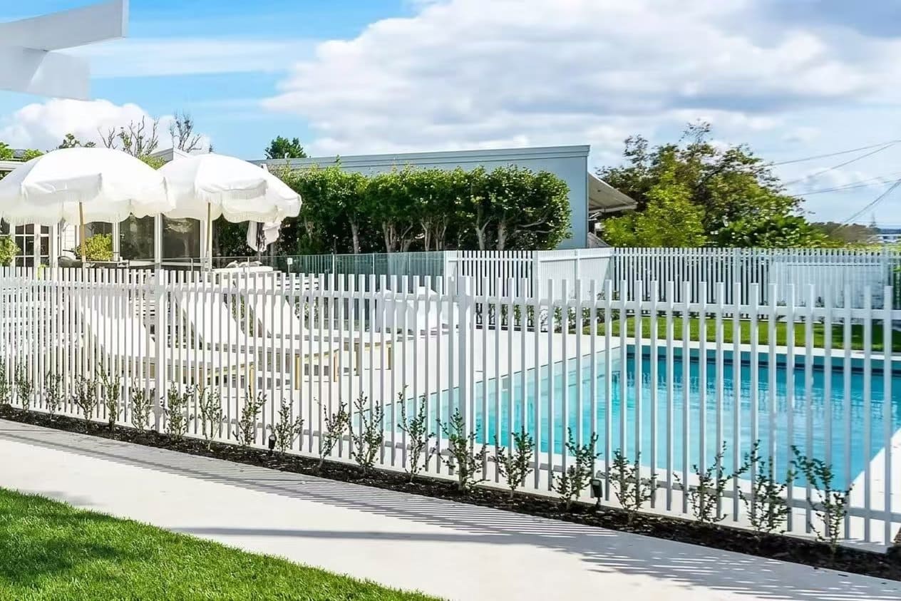Landscape project with a structured contemporary outdoor boundary