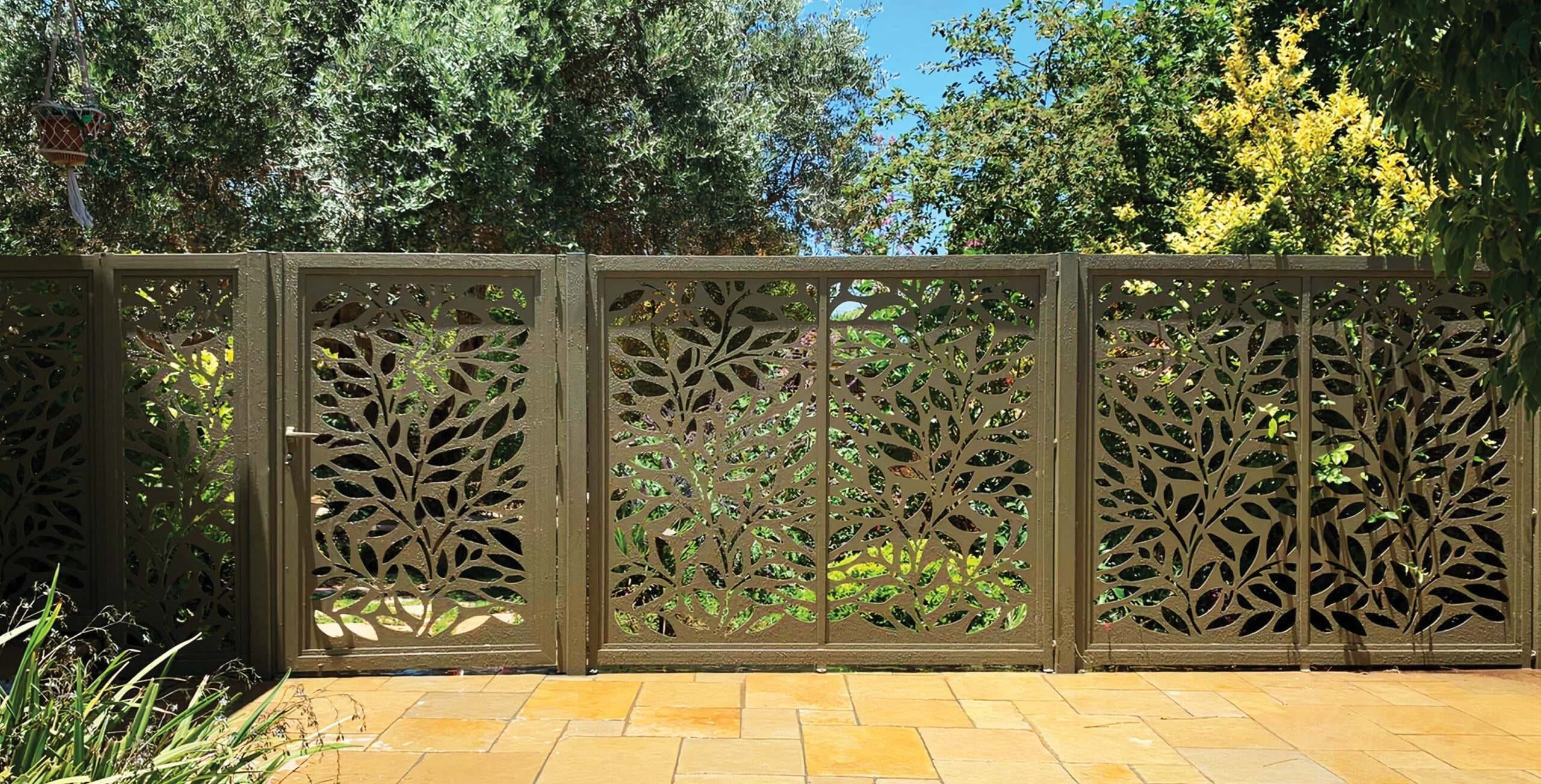 Decorative aluminum fence