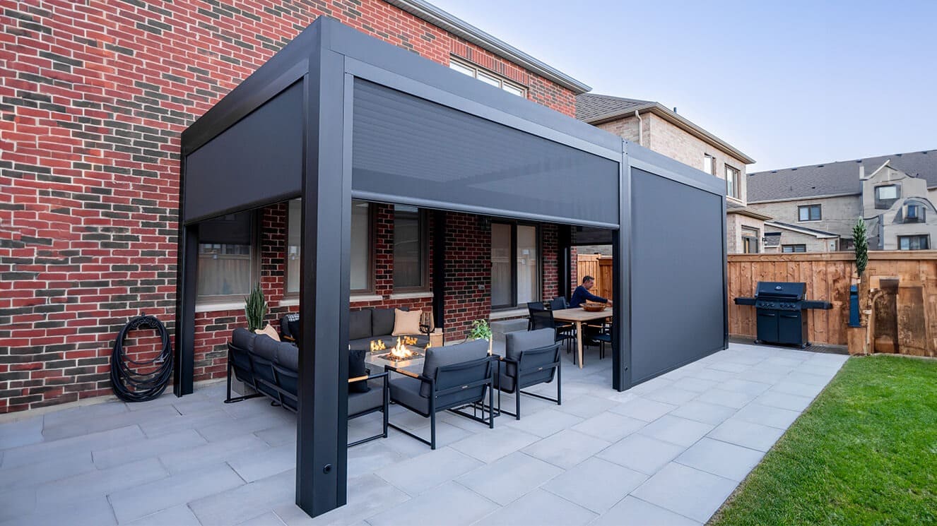 Aluminum pergola with ZIP screen