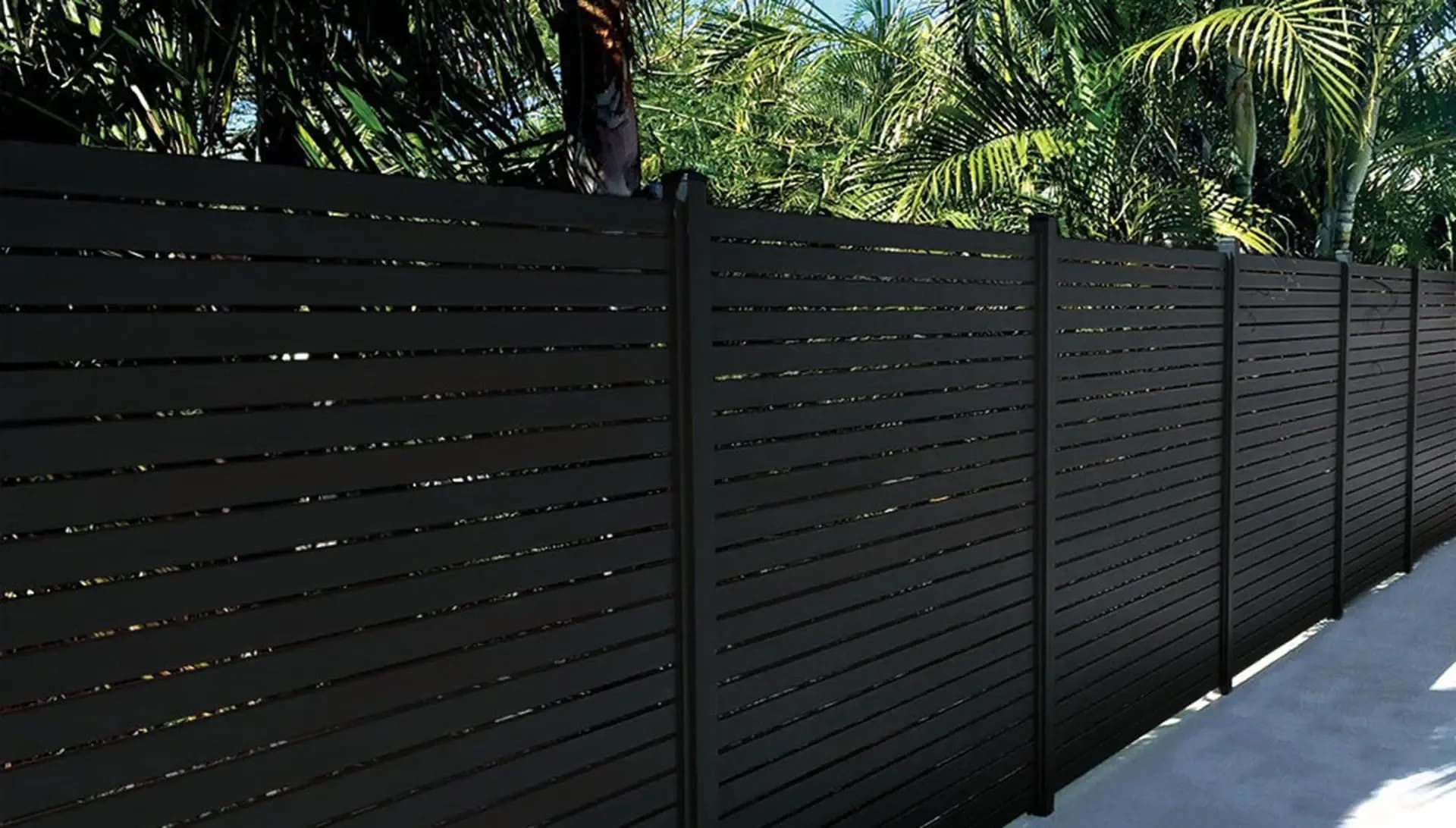 Aluminum horizontal slat fence