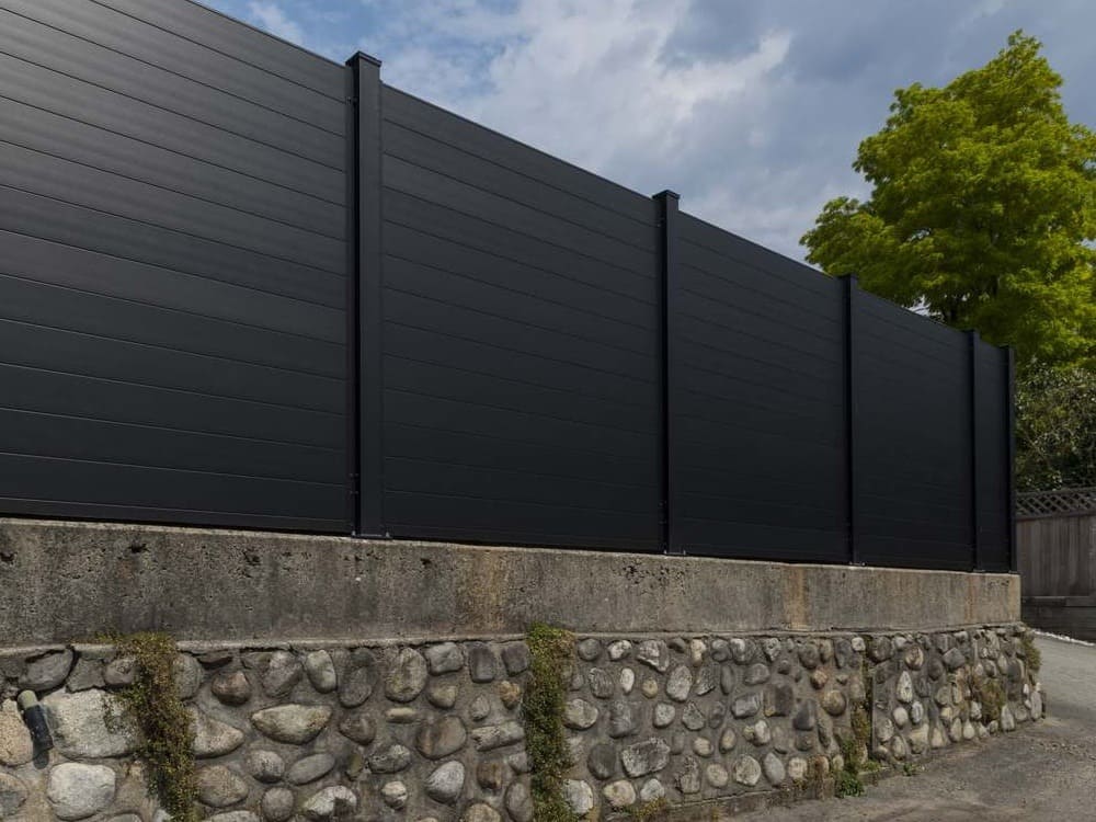 VALUNO aluminum privacy fence at a commercial project