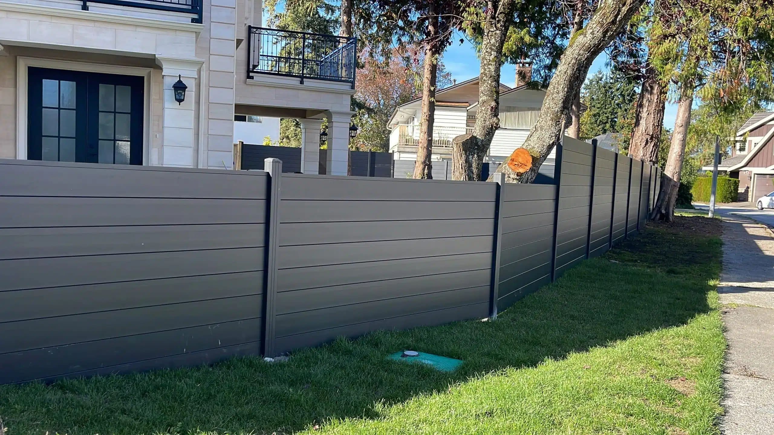 VALUNO aluminum privacy fence installed in a contemporary garden