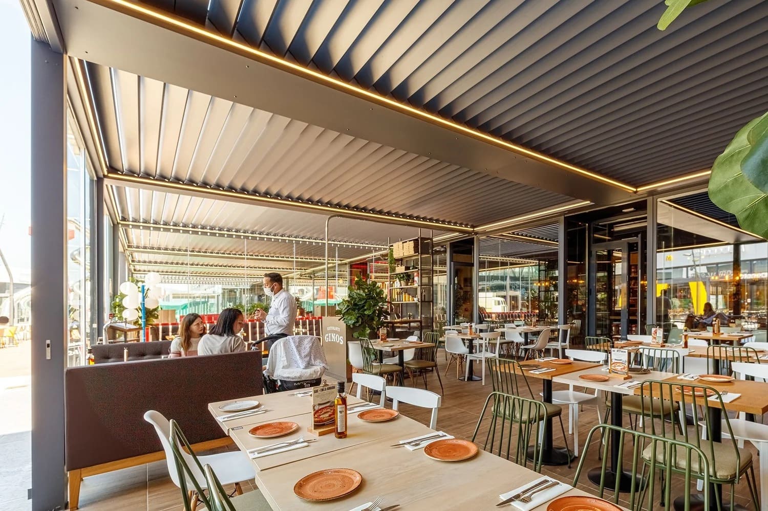 Bioclimatic pergola installed for a restaurant and cafe terrace