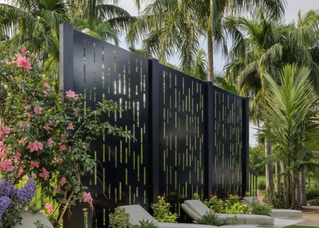 Decorative aluminum fence