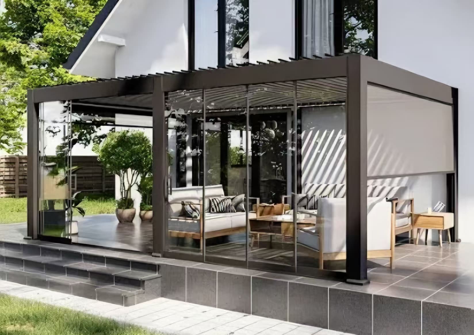VALUNO aluminum pergola with ZIP screen