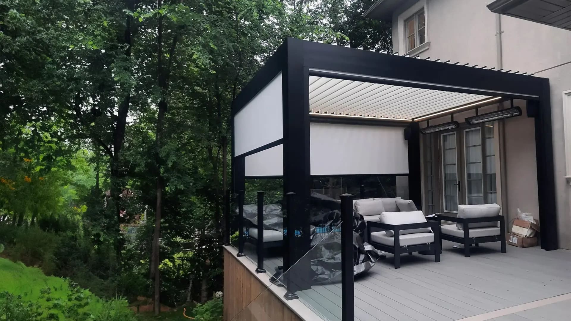 Pergola with ZIP screen for a villa terrace