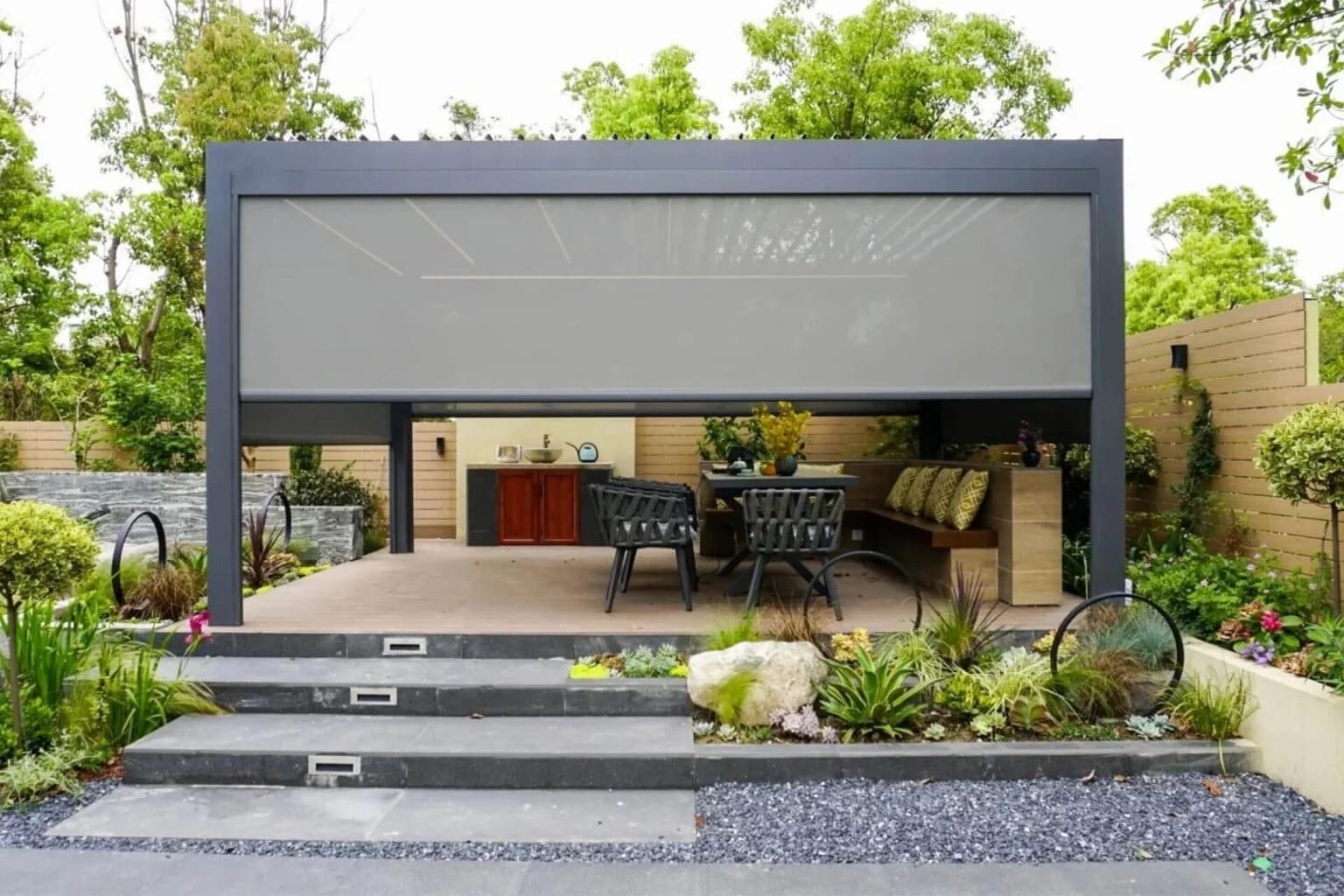VALUNO aluminum pergola with ZIP screen